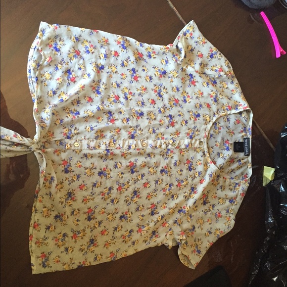 Very cute flowy floral front tie top