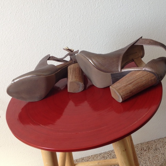 Golden beautiful Brazilian leather shoes - Picture 3 of 4
