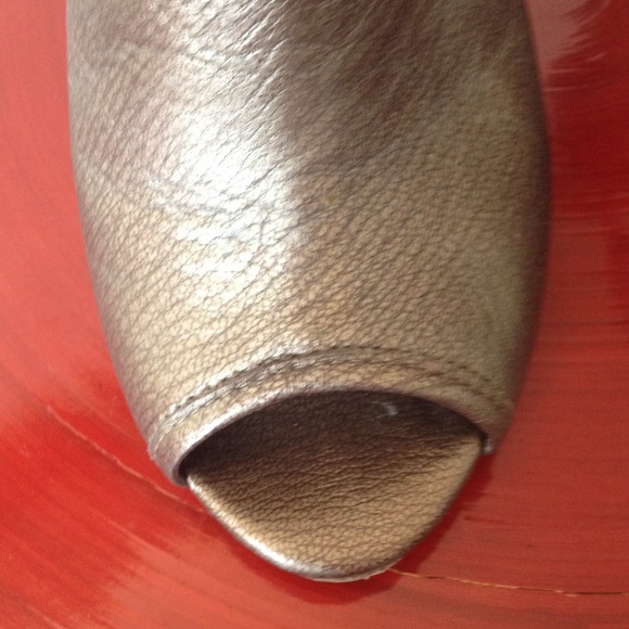 Golden beautiful Brazilian leather shoes - Picture 4 of 4