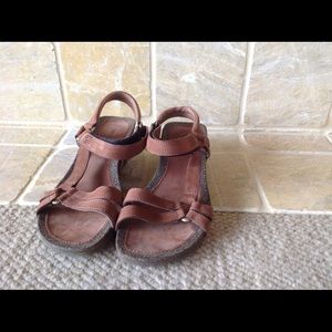 Teva size 9.5 brown sandals