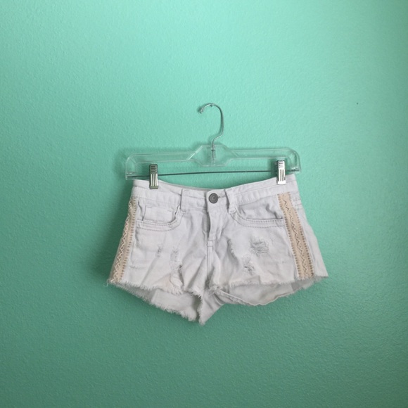 🔴White shorts with tan design on sides