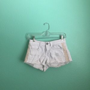 🔴White shorts with tan design on sides
