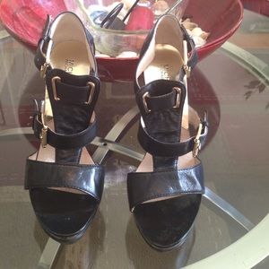 🎊💯Michael Kors black and gold sandals . New