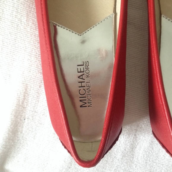 *SOLD* NWOT Michael Kors Flats - Picture 2 of 3