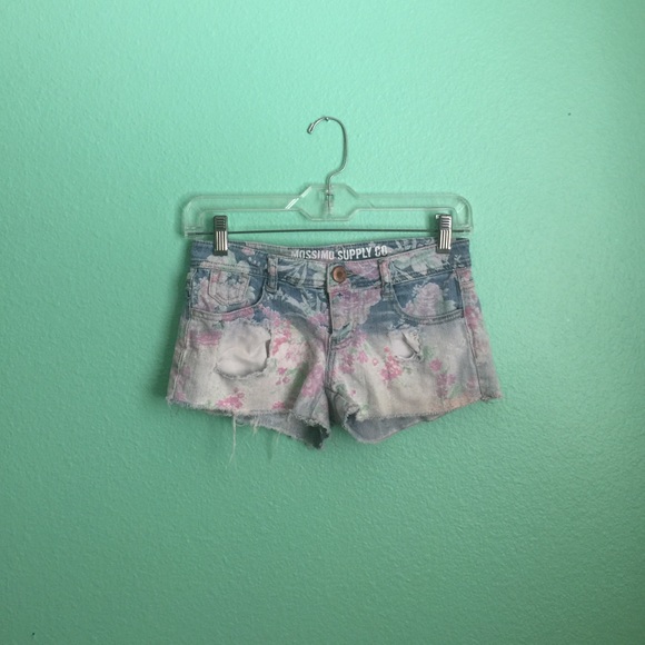 🔴washed out denim shorts with floral print
