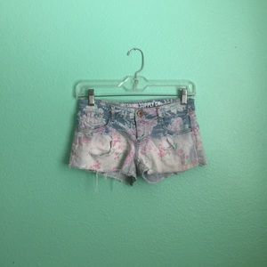 🔴washed out denim shorts with floral print