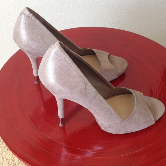 Beautiful shimmering cream golden BCBG
