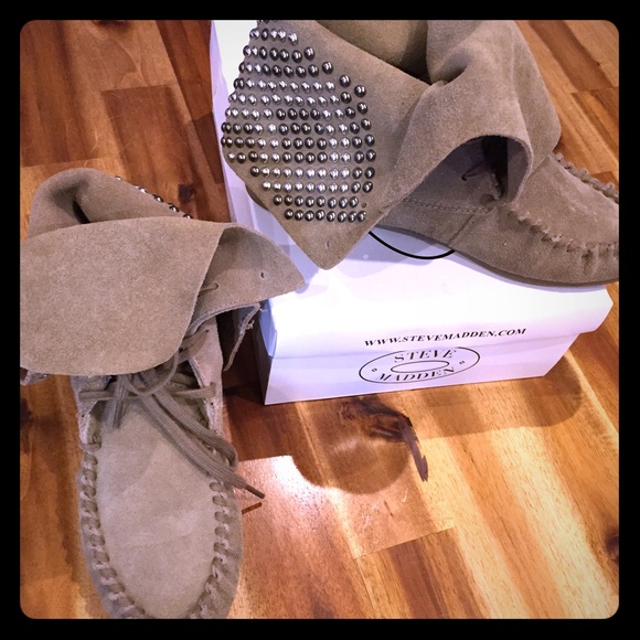 🌸SOLD🌸 STEVE MADDEN: T-Stud moccasins