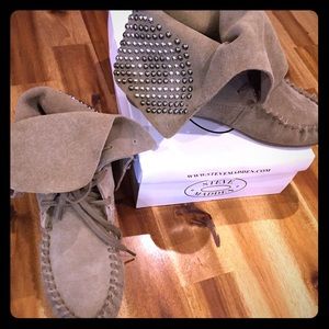 🌸SOLD🌸 STEVE MADDEN: T-Stud moccasins