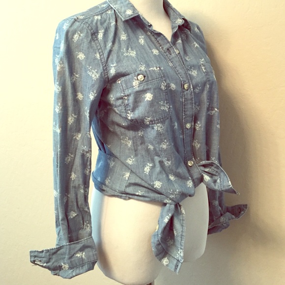 🎉sale🎉Denim white flowers crop top