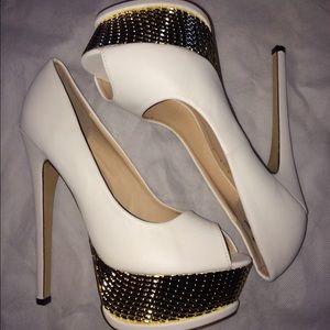 White and gold pumps / heels