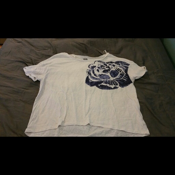 BRAND NWOT NEVER WORN Womens crop flower shirt