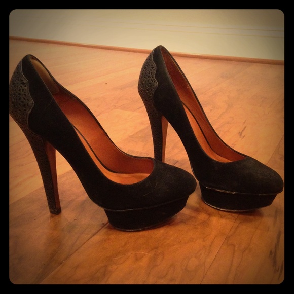 Black elizabeth and James pumps