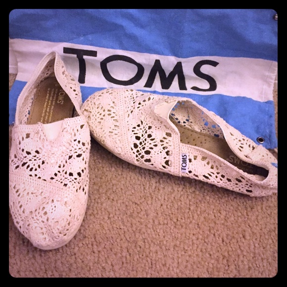 Cute ivory lace Toms they are 6 but fit 6.5
