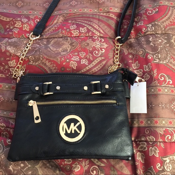 Cross body bag never used. Black.