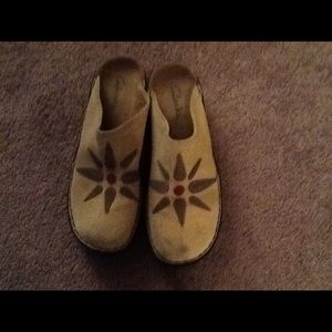 Suede clogs