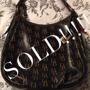 ✨Dooney & Bourke black logo purse✨