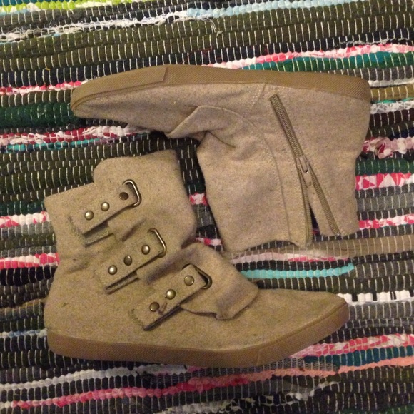 Adorable tan blowfish booties