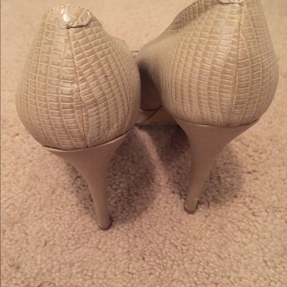 BCBG Generation taupe heels - Picture 2 of 4