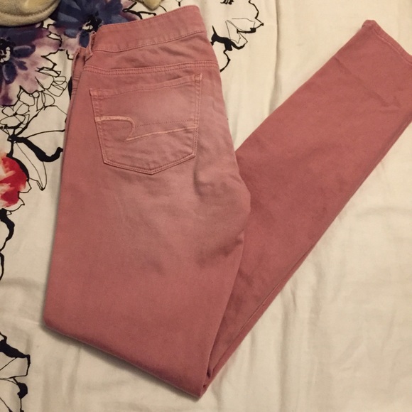 LIGHT PINK AMERICAN EAGLE SKINNY JEANS