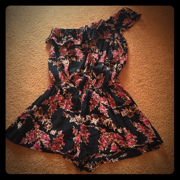 One sleeve ruffle romper with shorts floral design - Picture 1 of 3