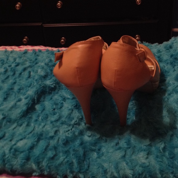 Heels - Picture 3 of 3