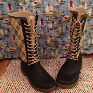 Burberry like lace-up tie rain-boots.