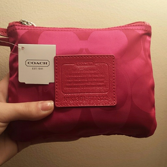 Small fushia coach weekender! - Picture 4 of 4