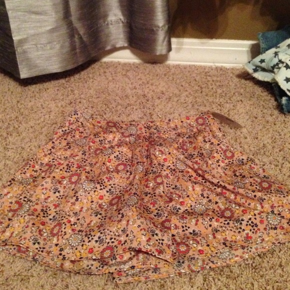 Flowy floral shorts! Medium!