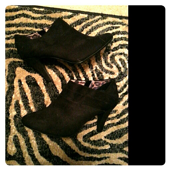 Black short heal ankle boots with inside zipper