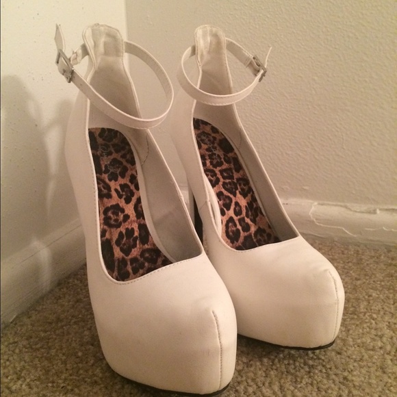 ❤️sold❤️qupid brand white pumps