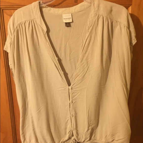 Cute tye top.... Love this!!! Put in an offer