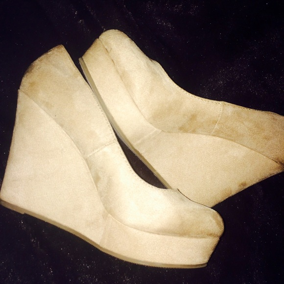 NEW . Beige wedges