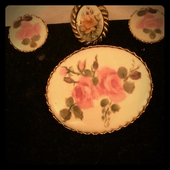 VINTAGE SCREW BACK EARRINGS BROOCH AND RING