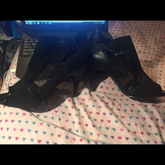 Black mesh heel