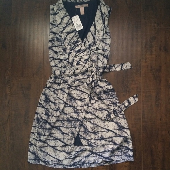 🚫SOLD IN BUNDLE 🚫 NWT Printed Wrap Dress - Picture 2 of 2