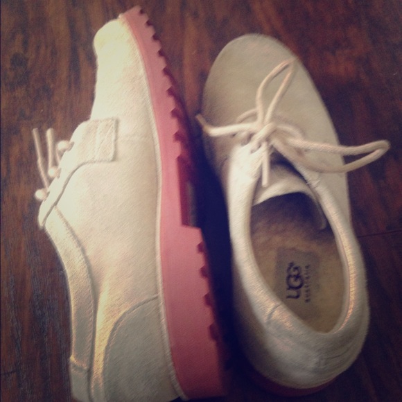 Used Men's UGG Australia shoes size 6