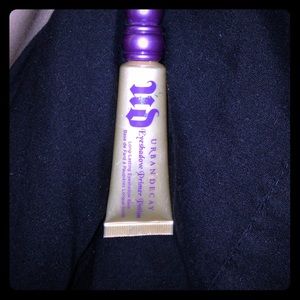Urban decay eyeshadow primer position.