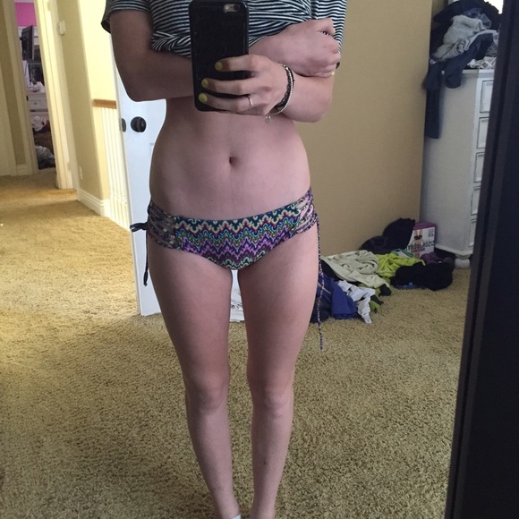 Bikini - Picture 3 of 4