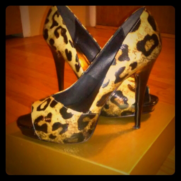 Sexy leopard peep toe shoe 😍