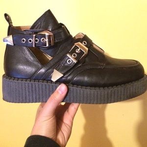 Platform cutout bootie