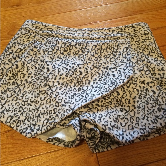 Express asymmetric shorts