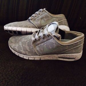 New Janoski nikes size 8 woman's