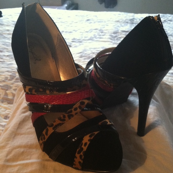 Super cute straps shoes leopard red black cage
