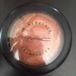 MAC Cosmetics MSF in "Center of the Universe"