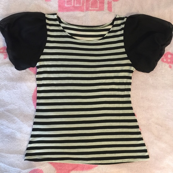 black&white top with puff sleeves