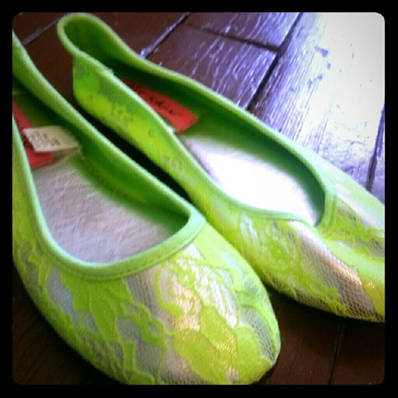 Green lace Betsey J slippers - Picture 1 of 2