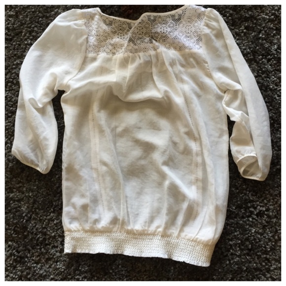 ✨SOLD IN BUNDLE✨Off white top with lace - Picture 2 of 3