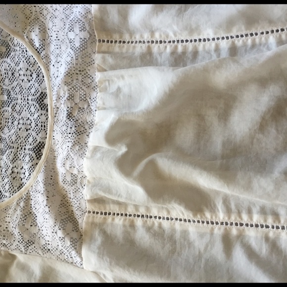 ✨SOLD IN BUNDLE✨Off white top with lace - Picture 3 of 3