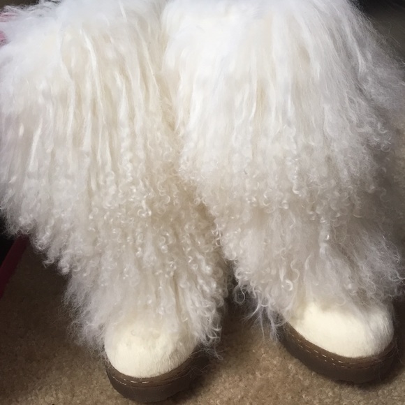 White fuzzy boots from bearpaw